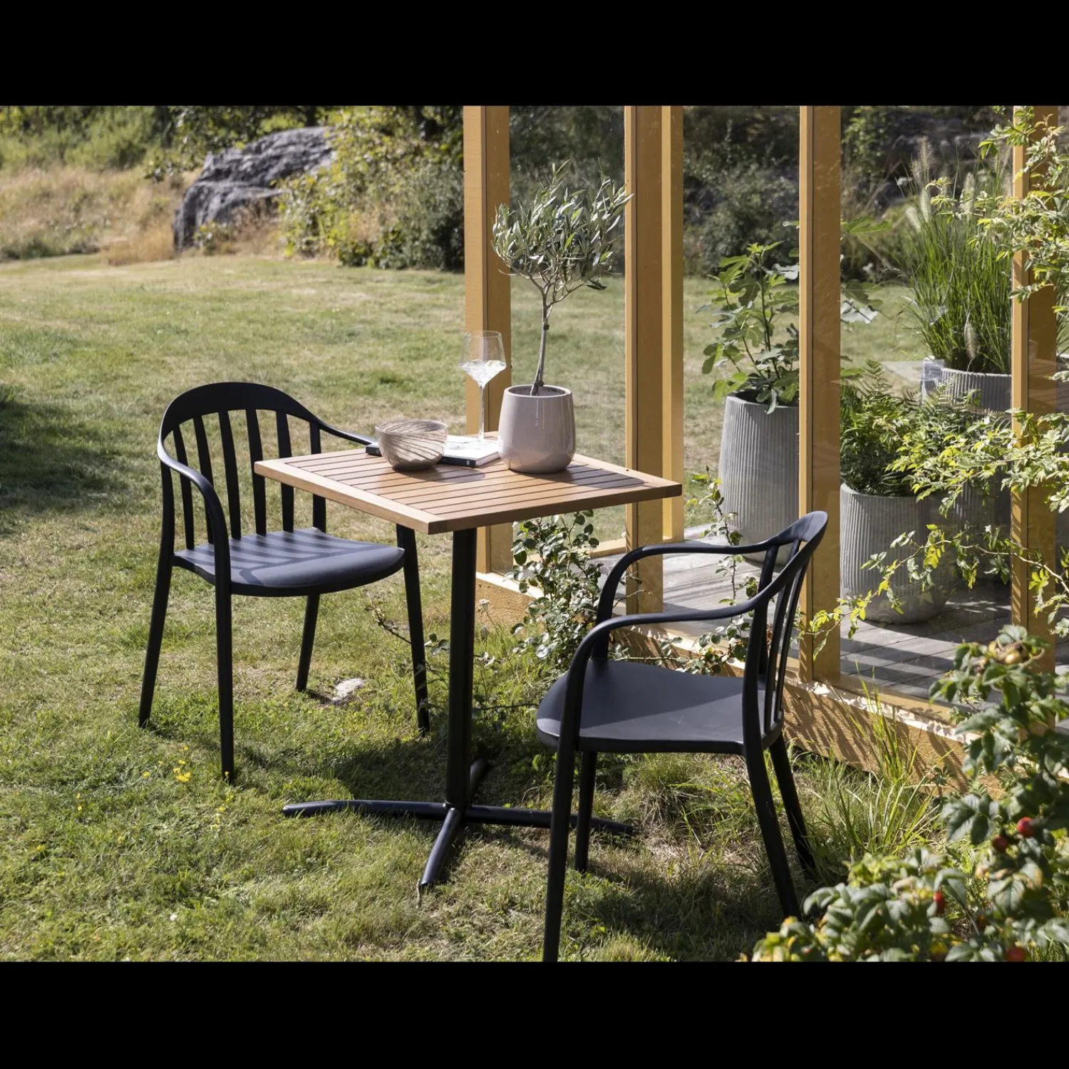 Hot ILVA Hydra Cafésæt med 1 bord træ + 2 stole sort