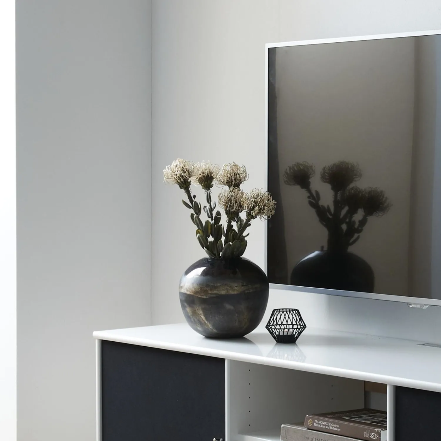 Outlet ILVA Mistral AV TV-møbel med 2 låger hvid/sort