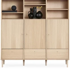 New ILVA Mistral Classic Skænk med 3 låger, 3 skuffer, 9 hylder + ben eg