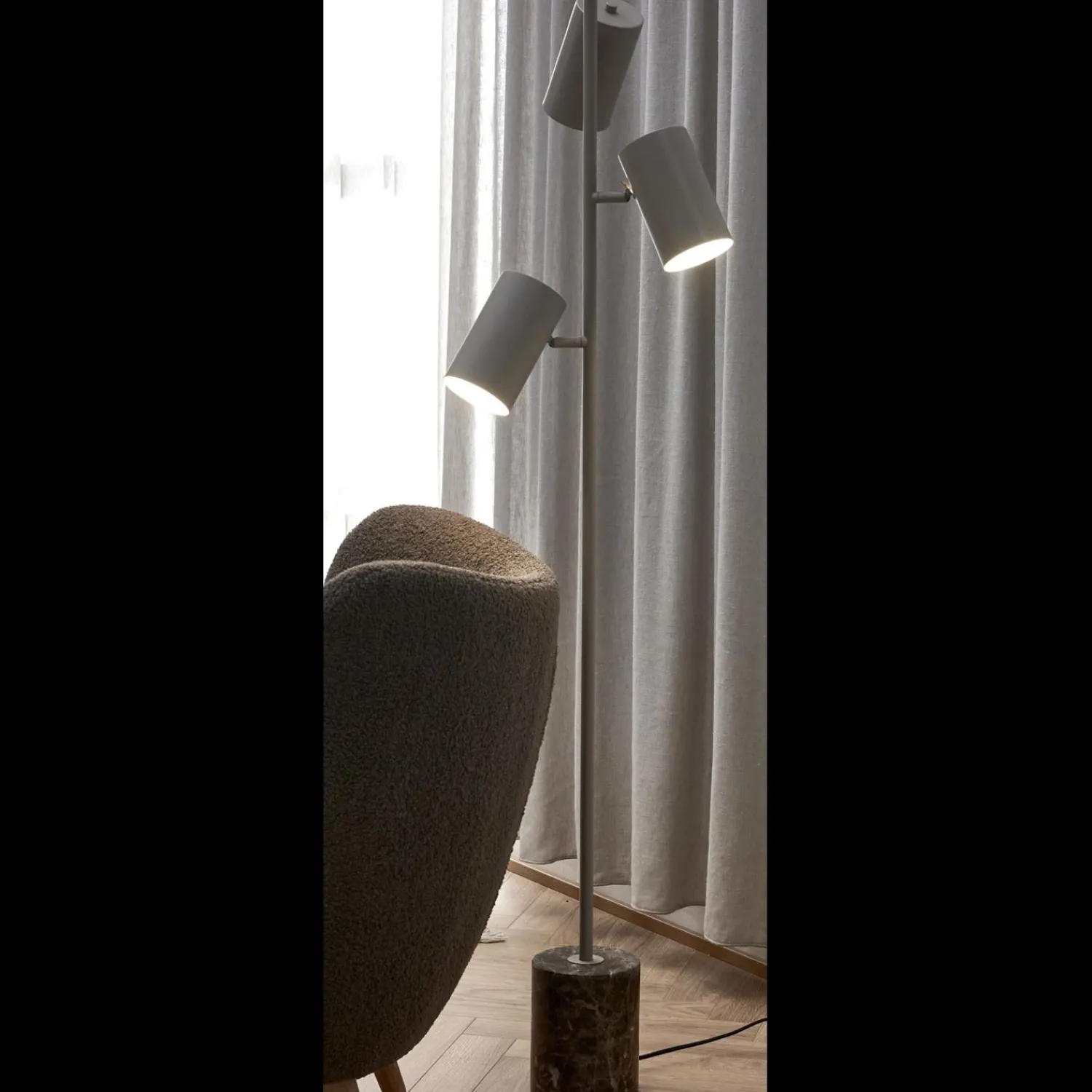 Hot ILVA Pablo Gulvlampe 154 x 15 cm