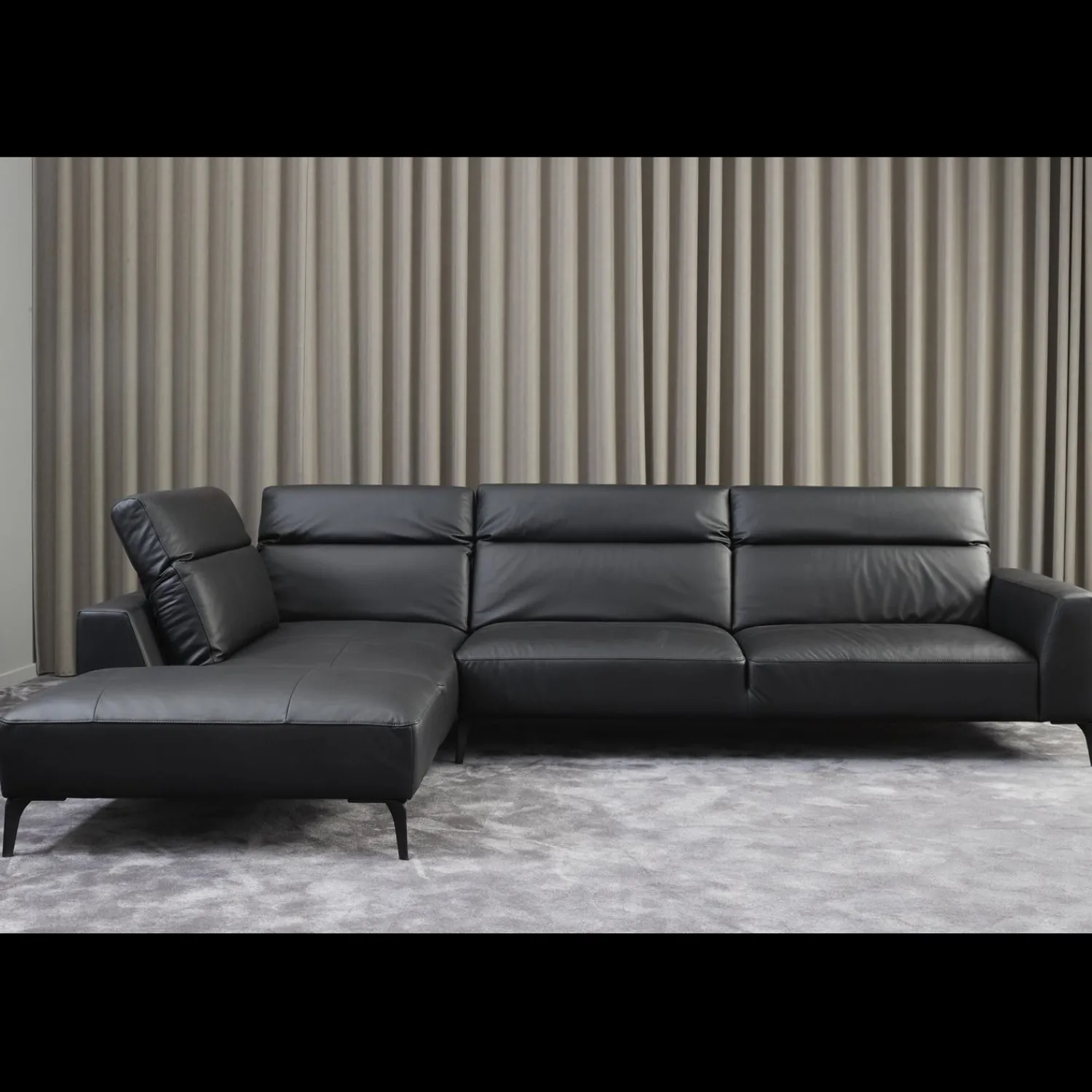 Outlet ILVA Volanti venstrevendt sofa med pufafslutning